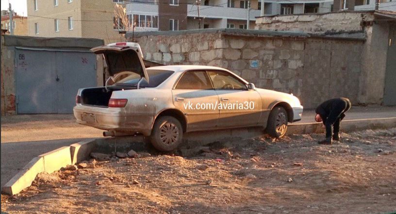 Фото странной аварии удивило астраханцев